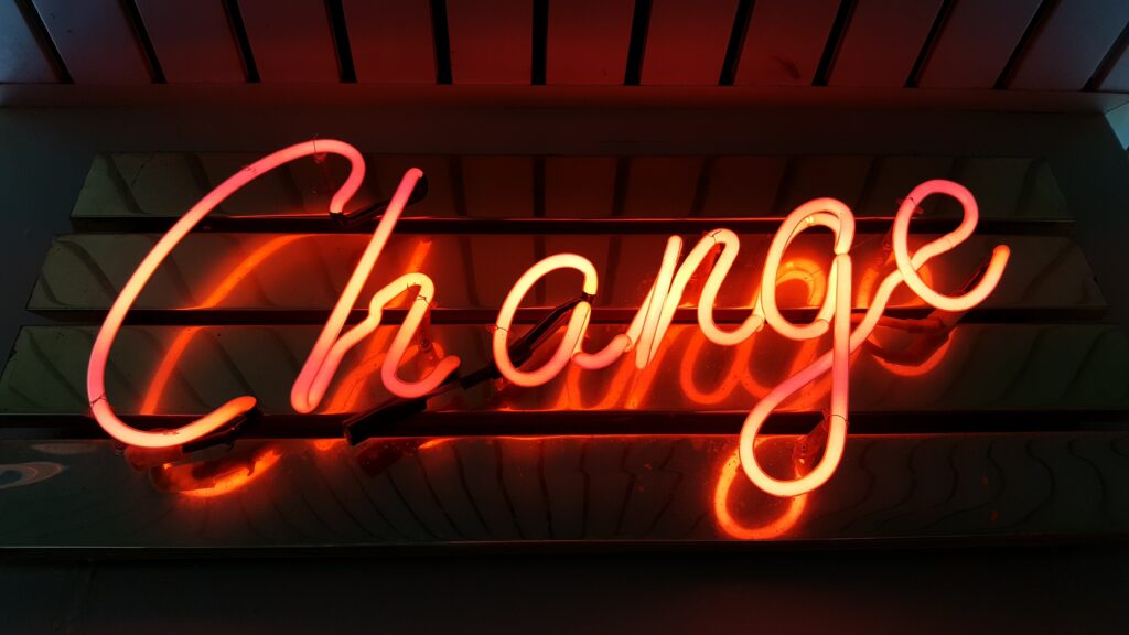 chahgeと書かれたネオンライト。
変えることのイメージを伝える。