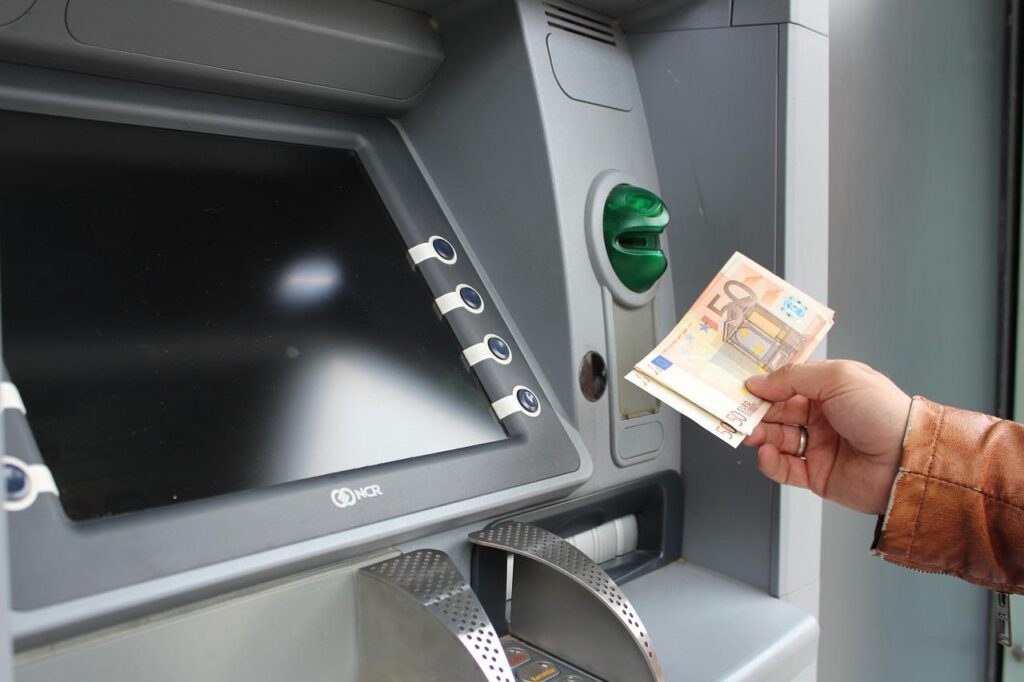 ATMでお金をおろす画像