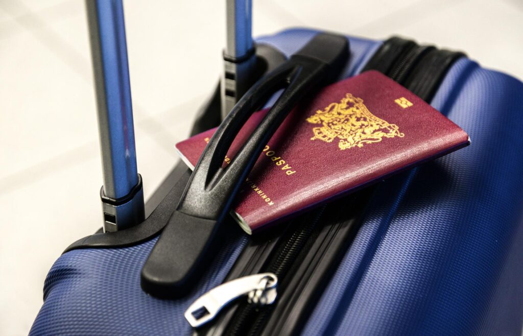 スーツケースとパスポートの画像